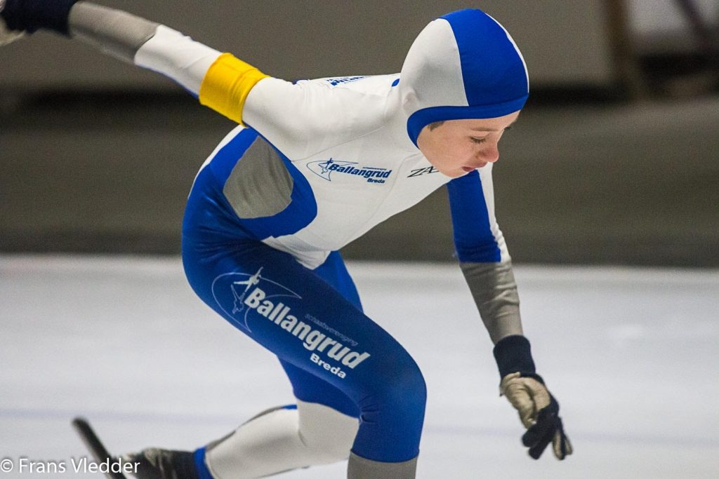 jonge schaatser in blauw-wit Ballangrud schaatspak